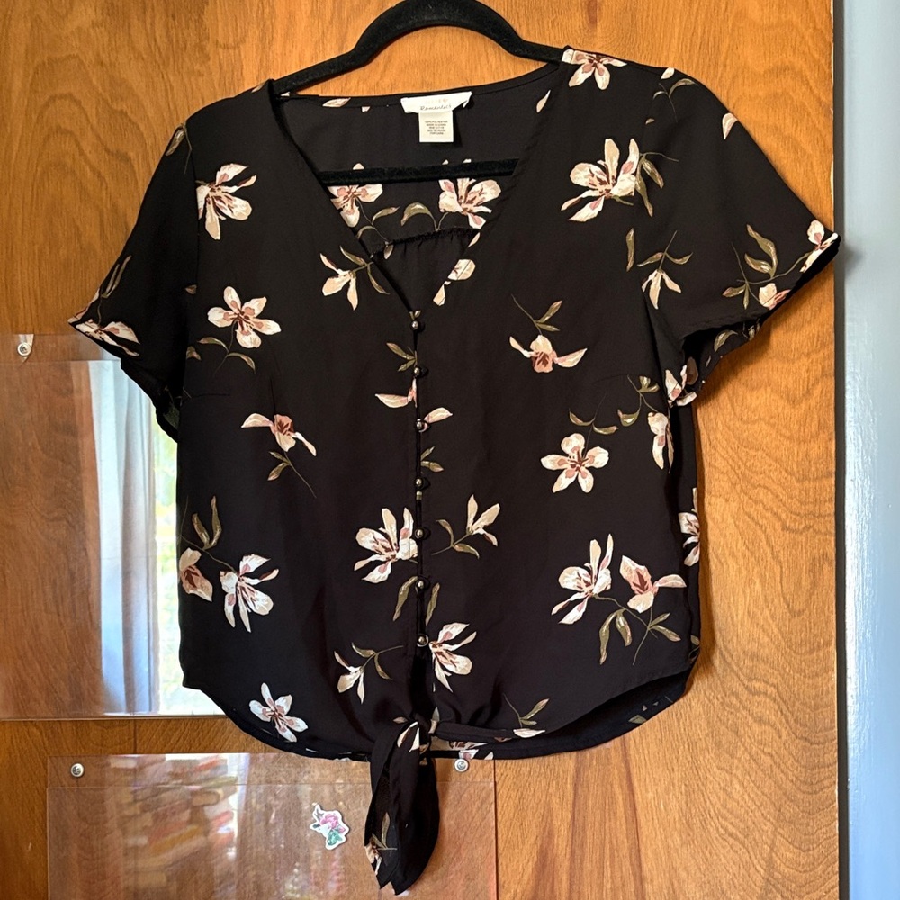 Urban Romantics Tie Front Black Floral V-Neck Button-Up Cropped Blouse